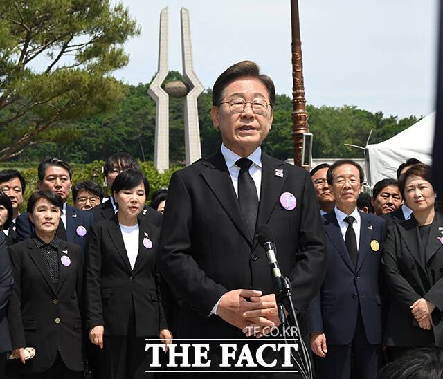 국정기획위원회가 개헌을 국정과제에 포함해 추진하기로 하면서 개헌 논의가 본궤도에 접어들었다. 이재명 대통령이 대선 후보 시절이던 지난 5월 18일 광주 북구 국립5·18민주묘지에서 열린 '제45주기 5·18 민주화운동기념식'에 참석한 뒤 취재진과 만나 이날 발표한 개헌안 관련 질문에 답하는 모습. /국회사진취재단