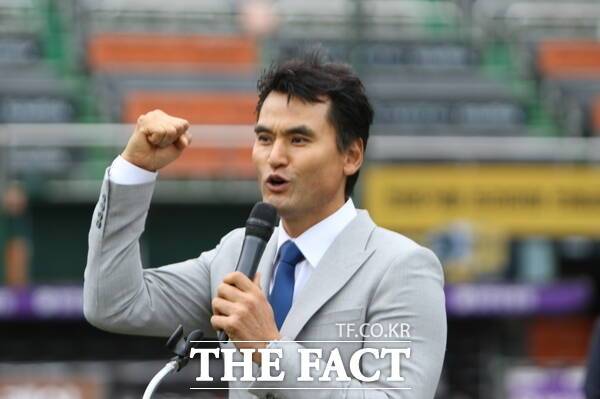 '코리안 특급' 박찬호가 '팀61'을 중심으로 7000만 달러(한화 약 963억원) 규모의 펀드를 조성해 메이저리그 구단 애슬레틱스에 투자할 것으로 알려져 화제가 되고 있다. 사진은 2024년 제10회 박찬호배 전국리틀야구대회 개막식에서 격려사를 하는 장면./더팩트 DB