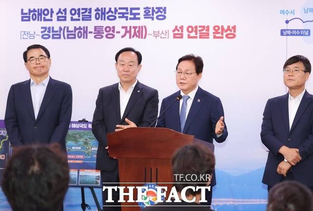 박완수(오른쪽 두번째) 경남지사가 국도 5호선 기점을 기존 통영시 도남동에서 남해군 창선면까지 43km를 연장하는 계획과 관련해 브리핑을 하고 있다. /경남도