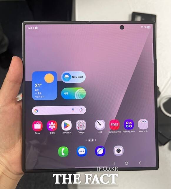 갤럭시 Z 폴드7의 대화면은 '태블릿 같다'는 표현이 과하지 않을 정도였다. 전작에서는 두 화면의 경계나 중심부의 주름이 어색하게 느껴졌다면, 이번 제품은 평평하고 단정한 화면 구성이 인상적이었다. /조소현 기자