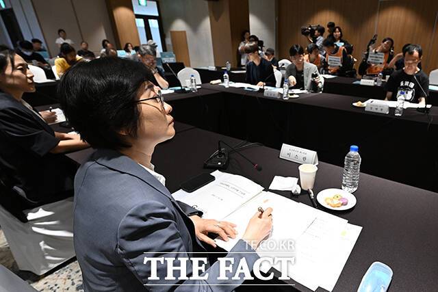 이스란 보건복지부 제1차관이 10일 오후 서울 용산구 피스앤파크 컨벤션에서 열린 '의료급여제도 시민단체 집담회'에 참석해 시민단체의 발언을 경청하고 있다. /서예원 기자