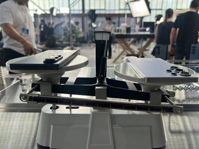 갤럭시Z폴드7(왼쪽)과 갤럭시S25울트라(오른쪽) (사진=지디넷코리아 신영빈 기자)