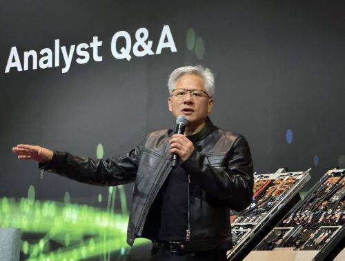 젠슨 황 엔비디아 최고경영자(CEO)가 지난 5월 21일(현지시간) 타이베이 만다린 오리엔탈 호텔에서 열린 '글로벌 미디어 Q&A' 행사에서 취재진 질문에 답하고 있다. 엔비디아는 9일 장중 전 세계 기업 중 최초로 시가총액 4조달러를 돌파했다. 연합뉴스