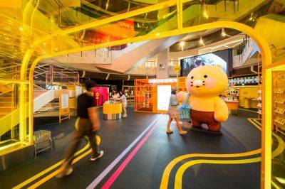 10일 서울 여의도 IFC몰에 열린 카카오페이 '오래오래 함께가게' 2025년 2차 팝업스토어에서 방문객이 다양한 소상공인 브랜드 제품을 둘러보고 있다. 카카오페이