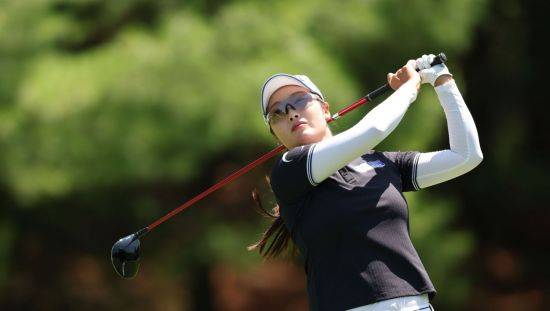 한진선이 하이원리조트 여자오픈 1라운드 7번 홀에서 티샷을 하고 있다. 사진제공=KLPGA