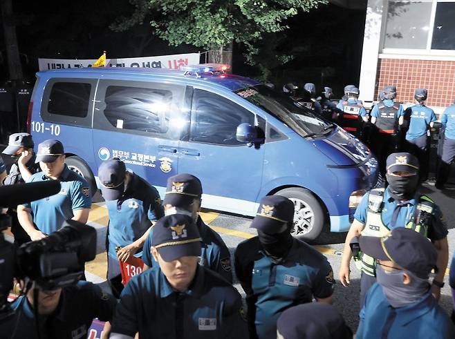 서울구치소 들어가는 尹 호송 차량 - 9일 밤 윤석열 전 대통령이 탄 법무부 호송 차량이 경기 의왕 서울구치소로 들어가고 있다. 윤 전 대통령은 이날 서울중앙지법에서 영장실질심사를 마친 뒤 서울구치소 대기실에서 법원의 결정을 기다렸다. /뉴시스