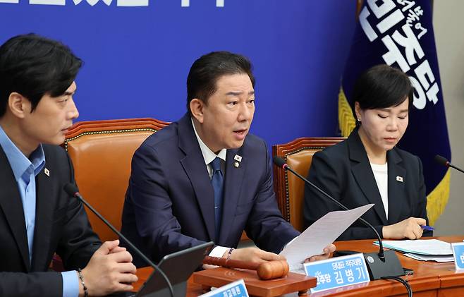 더불어민주당 김병기 당대표 직무대행 겸 원내대표가 9일 오전 서울 여의도 국회에서 열린 최고위원회의에서 모두발언을 하고 있다./남강호 기자