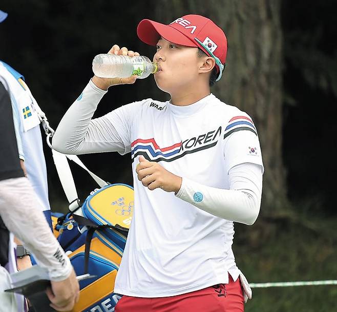 2021년 8월 열린 도쿄올림픽 여자 골프 4라운드에서 김효주가 퍼팅에 앞서 물을 마시고 있다. /이태경 기자