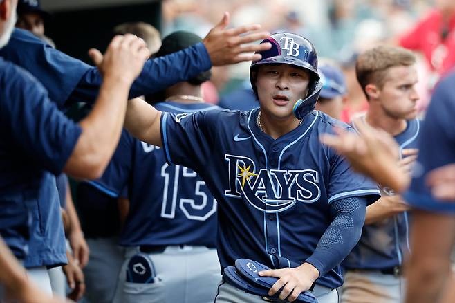 10일(한국 시각) 미국 미시간주 디트로이트 코메리카 파크에서 열린 메이저리그 디트로이트 타이거스와의 경기 6회 초, 탬파베이 레이스 김하성이 역전 득점을 올린 뒤 더그아웃을에서 축하받고 있다./Imagn Images 연합뉴스