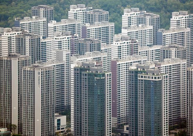 지난 5월 하늘에서 내려다본 서울 강동구 올림픽파크포레온아파트 단지 전경 /연합뉴스