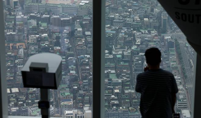 '똘똘한 한 채' 현상을 해소하기 위해서는 현행 주택 수를 기준으로 부과되는 세금 체계를 양도차익에 따라 부과해야 한다는 지적이 나왔다. 사진은 지난 6일 서울 송파구의 롯데월드타워 스카이라운지에서 본 서울의 모습/뉴시스