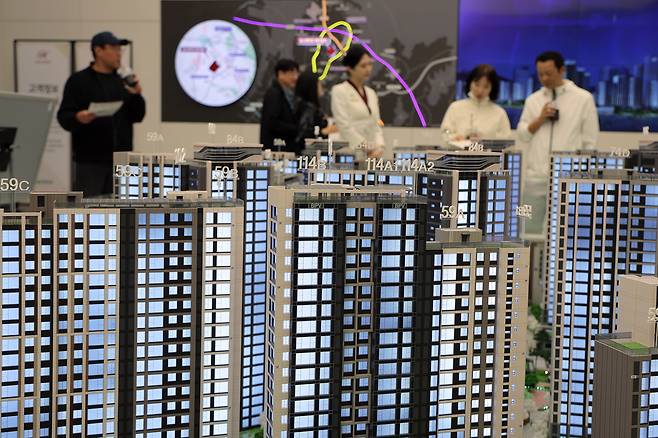 5월 11일 서울 은평구 대조동 힐스테이트 메디알레 견본주택을 찾은 시민들이 단지배치 모형을 살펴보고 있다. / 뉴스1