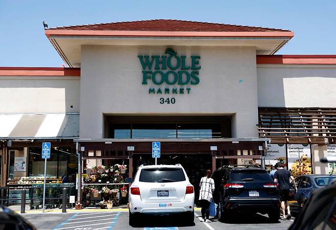 소비자들이 2025년 6월 11일 캘리포니아주 샌라파엘에 있는 홀푸드 매장에 들어가고 있다. /연합뉴스