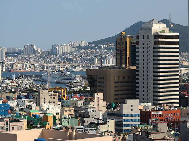 해양수산부는 10일 이전 청사로 부산시 동구에 있는 IM빌딩과 협성타워 두 곳을 임차해 사용하기로 결정했다고 밝혔다. 사진은 해양수산부가 임차하기로 한 IM빌딩(오른쪽 흰색건물)과 협성타워(왼쪽). /연합뉴스