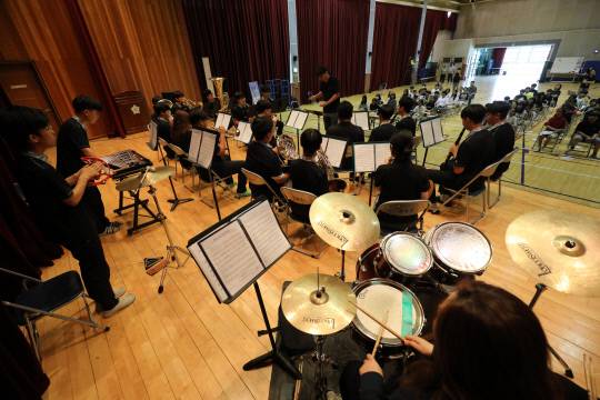 대전동명중학교 '동명윈드오케스트라'가 지난 8일 대전문창초등학교 강당에서 앙상블 연주를 하고 있다. 김영태 기자