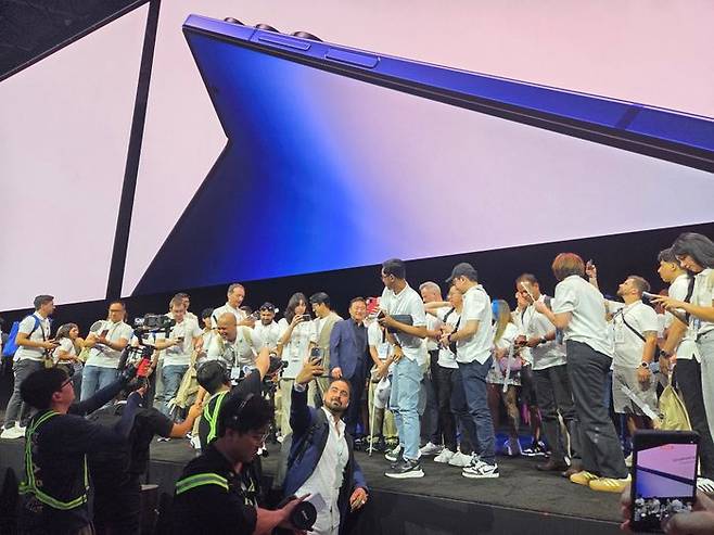 9일(현지시간) 뉴욕 브루클린에서 열린 삼성 갤럭시 언팩 2025 행사장. 행사가 끝난 직후 관람객들과 인플루언서 등이 노태문 DX부무장과 기념 촬영을 하고 있다.ⓒ임채현 기자