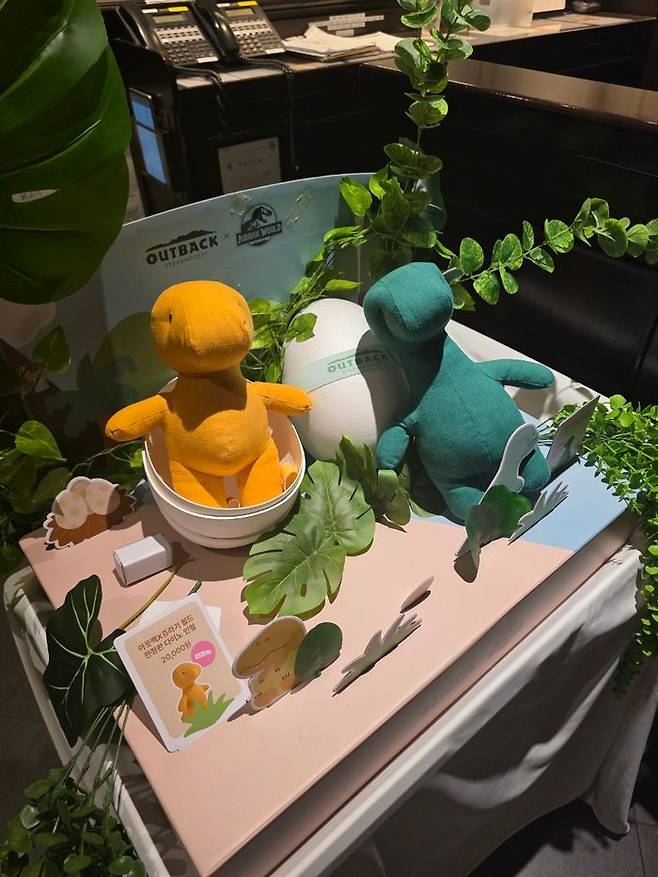 공룡알에서 탄생하는 콘셉트로 제작된 쥬라기월드 테마 봉제 인형 굿즈 2종.ⓒ임유정 기자