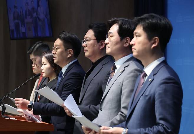 전용기 더불어민주당 의원과 김재섭 국민의힘 의원, 천하람 개혁신당 대표권한대행 등 '더 나은 연금개혁을 요구하는 국회의원' 여야 의원들이 23일 국회 소통관에서 연금개정안 관련 기자회견을 하고 있다. 왼쪽부터 이소영 더불어민주당, 김재섭 국민의힘, 이주영 개혁신당, 전용기 더불어민주당, 천하람 개혁신당, 장철민 더불어민주당, 우재준 국민의힘 의원. ⓒ뉴시스