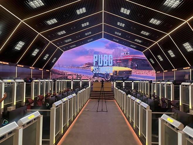 서울 성수동에 위치한 복합 문화 공간 '펍지 성수' A동 3층 '플레이 아레나' 전경. 배틀그라운드를 테마로 꾸며진 PC방으로, 총 72개 좌석이 마련돼 있다.ⓒ데일리안 이주은 기자