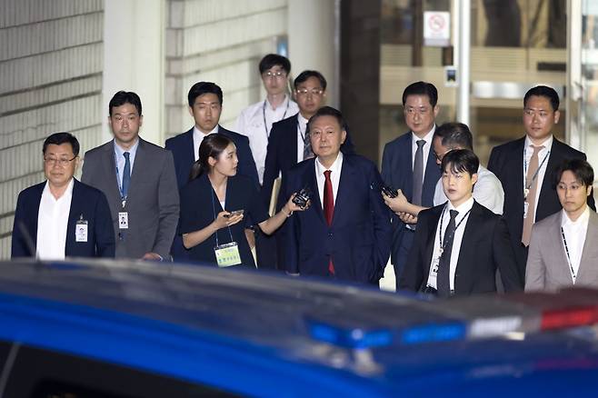윤석열 전 대통령이 9일 서울 서초구 서울중앙지법에서 열린 직권남용 등 혐의 영장실질심사(구속 전 피의자 심문)를 마친 뒤 대기 장소인 서울구치소로 이동하기 위해 법원을 나서고 있다. 12·3 비상계엄 사태의 ‘정점’으로 조은석 특별검사가 이끄는 내란 특검팀에 구속영장이 청구된 윤 전 대통령은 지난 1월 18일 내란우두머리 등 혐의 영장실질심사를 받은 지 172일 만에 재구속 기로에 서게 됐다. 2025.07.09 사진공동취재단