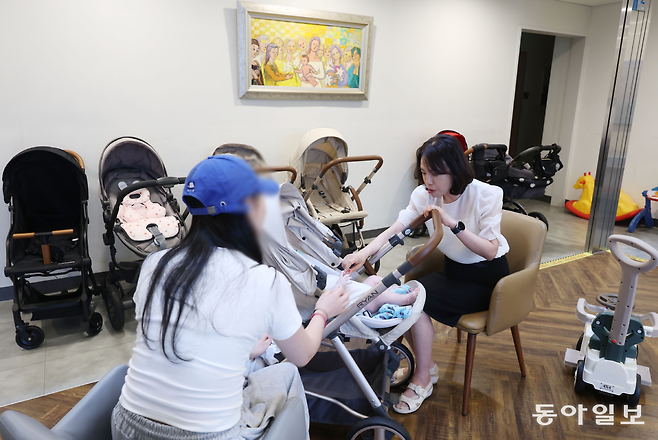 지난달 27일 서울 서대문구 대신동 애란원에서 김모 양(18·왼쪽)이 이숙영 애란원 원장과 함께 아이를 보며 대화하고 있다. 위기 임산부 출산지원시설인 애란원에서 심층상담을 받았던 김 양은 아이를 입양기관에 보낸 뒤 사흘 만에 다시 찾아와 현재 아이를 양육하고 있다. 신원건 기자 laputa@donga.com