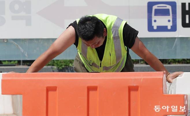 9일 서울의 한 공사장에서 작업자가 더위에 지쳐 휴식을 취하고 있다. 박형기 기자 oneshot@donga.com