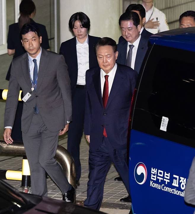 윤석열 전 대통령이 9일 서울 서초구 서울중앙지법에서 열린 직권남용 등 혐의 영장실질심사(구속 전 피의자 심문)를 마친 뒤 대기 장소인 서울구치소로 이동하기 위해 법원을 나서고 있다.   12·3 비상계엄 사태의 ‘정점’으로 조은석 특별검사가 이끄는 내란 특검팀에 구속영장이 청구된 윤 전 대통령은 지난 1월 18일 내란우두머리 등 혐의 영장실질심사를 받은 지 172일 만에 재구속 기로에 서게 됐다. 2025.07.09. [서울=뉴시스]