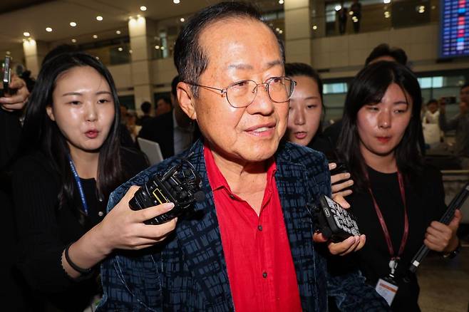 국민의힘 대선 후보 경선에서 탈락한 뒤 정계 은퇴를 선언하고 하와이에 체류했던 홍준표 전 대구시장이 17일 인천 중구 인천국제공항 제1터미널을 통해 귀국한 뒤 이동하고 있다. 2025.06.17. [인천공항=뉴시스]