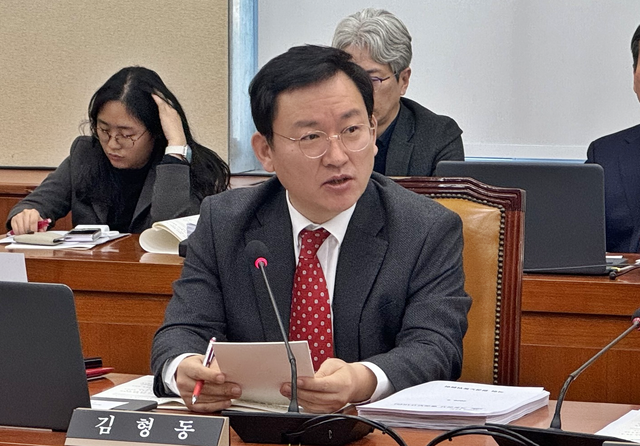 국회 환경노동위원회 소속인 김형동 국민의힘 의원이 상임위 회의장에서 질의하고 있다.<김형동 국회의원 페이스북 사진>