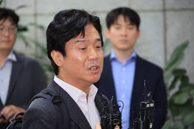 김영훈 고용노동부 장관 후보자가 지난 6월24일 인사청문회 준비 사무실이 위치한 서울 중구 서울지방고용노동청으로 들어서며 기자의 질문에 답하고 있다.<연합뉴스 사진>