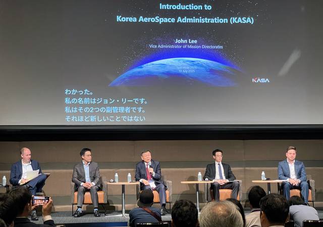 존 리(왼쪽 세번째) 우주청 우주항공임무본부장이 10일 일본 도쿄에서 열린 ‘스페이스타이드 2025’ 패널토의에 참가해 의견을 나누고 있다.