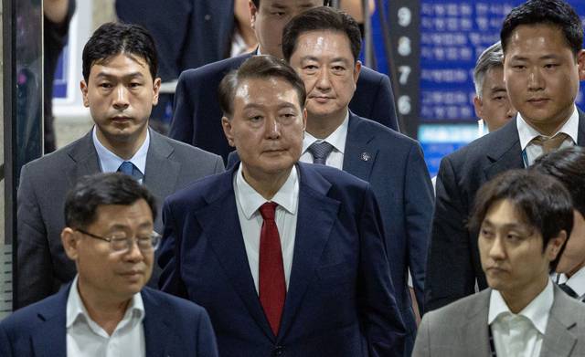 윤석열 전 대통령이 9일 서울 서초구 서울중앙지방법원에서 열린 2차 구속 전 피의자 심문(영장실질심사)을 마친 뒤 서울구치소로 향하고 있다. [연합뉴스]