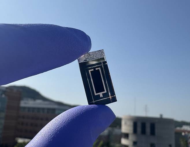 연구팀이 개발한 세계 최고 효율 페로브스카이트/CIGS 탠덤 태양전지. (김진영 교수 제공)