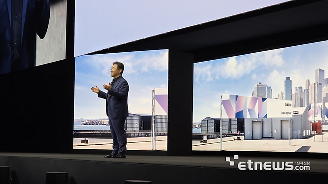 노태문 삼성전자 모바일경험(MX) 사업부장(사장)은 9일(현지시간) 미국 뉴욕 브루클린 '듀갈 그린하우스(Duggal Greenhouse)'에서 열린 '갤럭시 언팩 2025' 행사에서 인사말을 하고 있다.