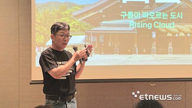 김유원 네이버클라우드 대표가 10일 일본 오사카에서 진행된 기자간담회에서 발표하고 있다. [사진=현대인 기자]