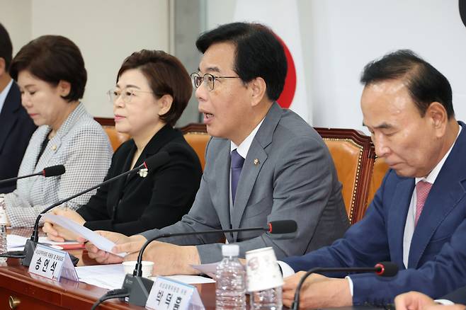 국민의힘 송언석 비대위원장 겸 원내대표가 10일 서울 여의도 국회에서 열린 비상대책위원회의에서 발언하고 있다.(사진=연합뉴스)