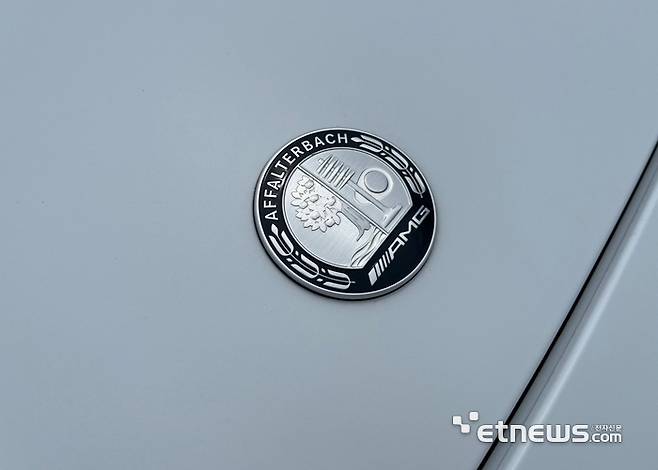 보닛 위에 부착된 메르세데스-AMG 엠블럼. 제주=정치연 기자