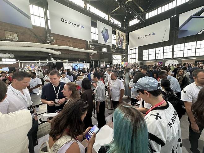 관람객들이 9일(현지시간) 미국 뉴욕 브루클린에 위치한 듀갈 그린하우스에서 개최된 하반기 '갤럭시 언팩 2025' '갤럭시 Z 폴드7' 체험존에서 갤럭시 Z 7시리즈를 살펴보고 있다. 사진=홍창기 기자