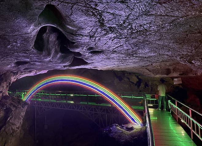 환선굴 안에는 다채로운 볼거리가 많다. 조명으로 만든 무지개다리 조형물. 박미향 기자