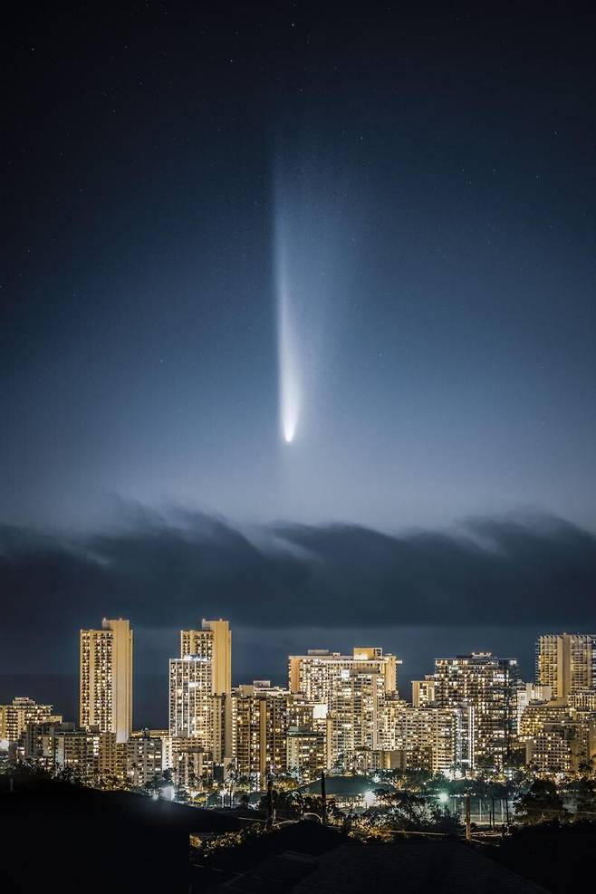 와이키키 하늘의 혜성. © Ran Shen