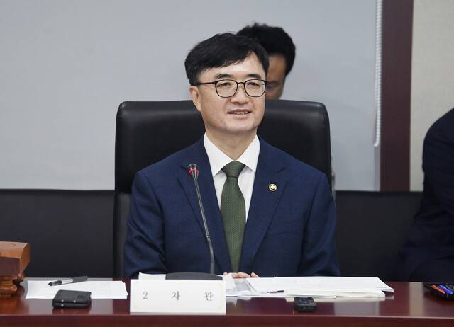임기근 기획재정부 2차관이 10일 오전 서울 종로구 한국무역보험공사에서 열린 ‘2025년 제7차 재정사업평가위원회\'를 주재하고 있다. 기재부 제공