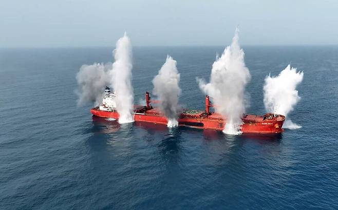 6일(현지시각) 라이베리아 국적의 벌크선인 매직시스호가 예멘 항구 호데이다 앞바다에서 공격을 받아 침목하고 있다. 후티 반군이 8일 공개한 영상 갈무리. EPA 연합뉴스.