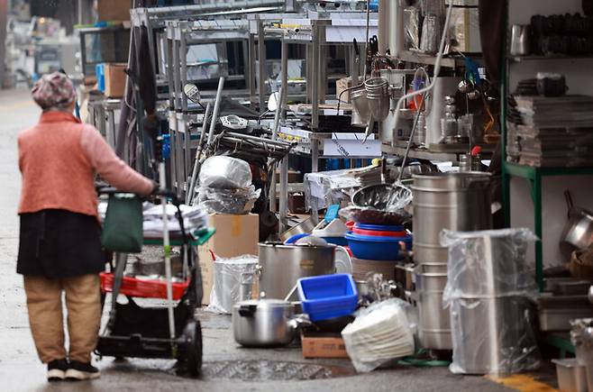 2024년 전국에서 일반·휴게음식점 10만7천곳이 폐업했다. 2025년 2월 폐업 음식점에서 저렴하게 들여온 중고 주방 설비가 서울 황학동 주방거리에 쌓여 있다. 연합뉴스