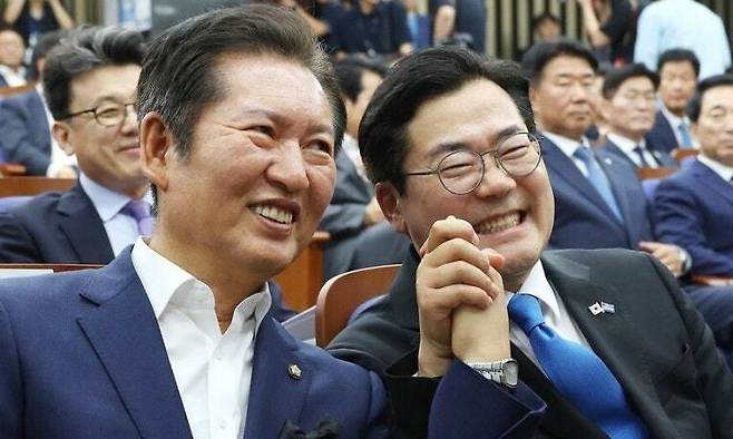 더불어민주당 당대표 후보인 정청래(왼쪽)·박찬대 의원이 지난달 24일 서울 여의도 국회에서 열린 의원총회에 참석해 손잡고 있다. 연합뉴스