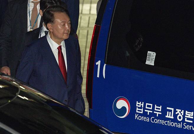 12·3 비상계엄과 관련해 특검의 수사를 받는 윤석열 전 대통령이 9일 서울 서초구 서울중앙지법에서 열린 구속 전 피의자 심문(영장실질심사)이 끝난 뒤 법원을 떠나고 있다. 사진공동취재단