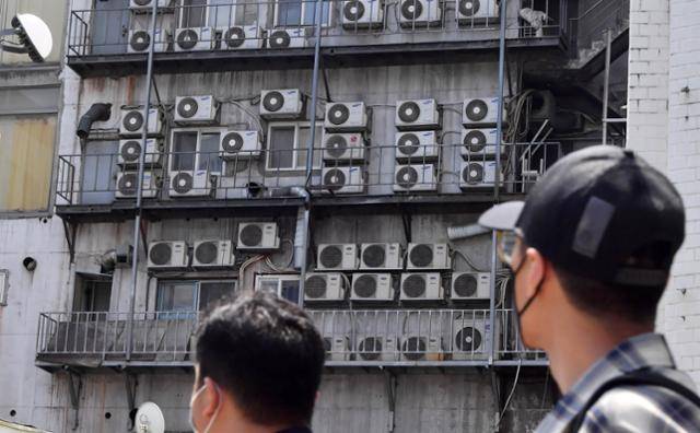 본격적인 여름이 시작되면서 전력 사용량이 크게 늘어나고 있다. 사진은 2021년 7월 서울의 한 건물 외벽에 설치된 에어컨 실외기가 열기를 내뿜는 모습. 서재훈 기자