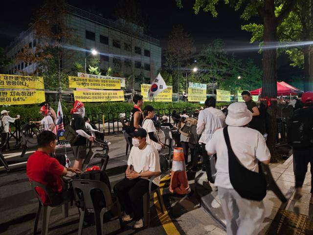 윤석열 전 대통령에 대한 구속영장이 발부된 10일 새벽 3시쯤 서울 서초구 서울중앙지법 인근 '영장 기각 촉구' 집회에 참석했던 참가자들이 의자를 정리하고 있다. 최현빈 기자