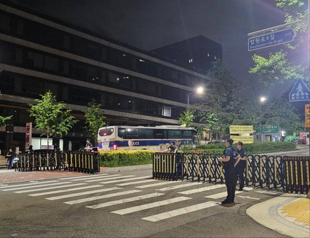법원이 윤석열 전 대통령에 대한 구속영장을 발부한 지 약 1시간 30분이 지난 10일 새벽 3시 50분쯤 경찰이 법원 진입로 쪽 통제선 일부를 개방하고 있다. 최현빈 기자