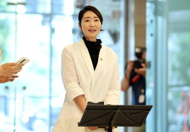 강선우 여성가족부 장관 후보자가 지난달 26일 인사청문회 준비 사무실이 마련된 서울 이마빌딩에 도착한 후 취재진 질문에 답하고 있다. 연합뉴스