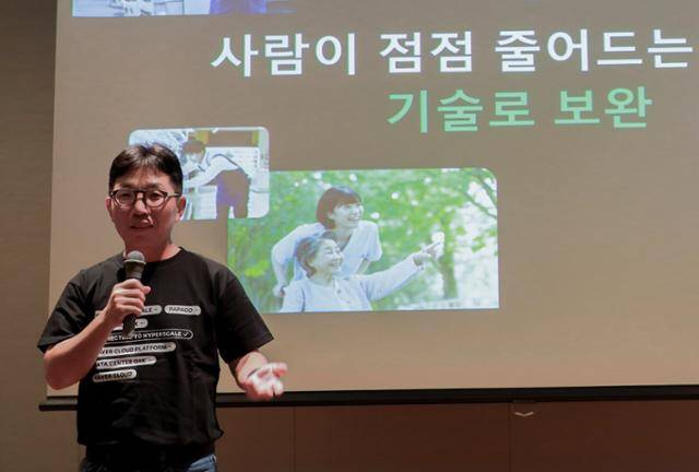 김유원 네이버클라우드 대표가 9일 일본 오사카에서 열린 라인웍스 10주년 기자간담회에서 네이버클라우드의 일본 내 사업 계획을 소개하고 있다. 네이버클라우드 제공